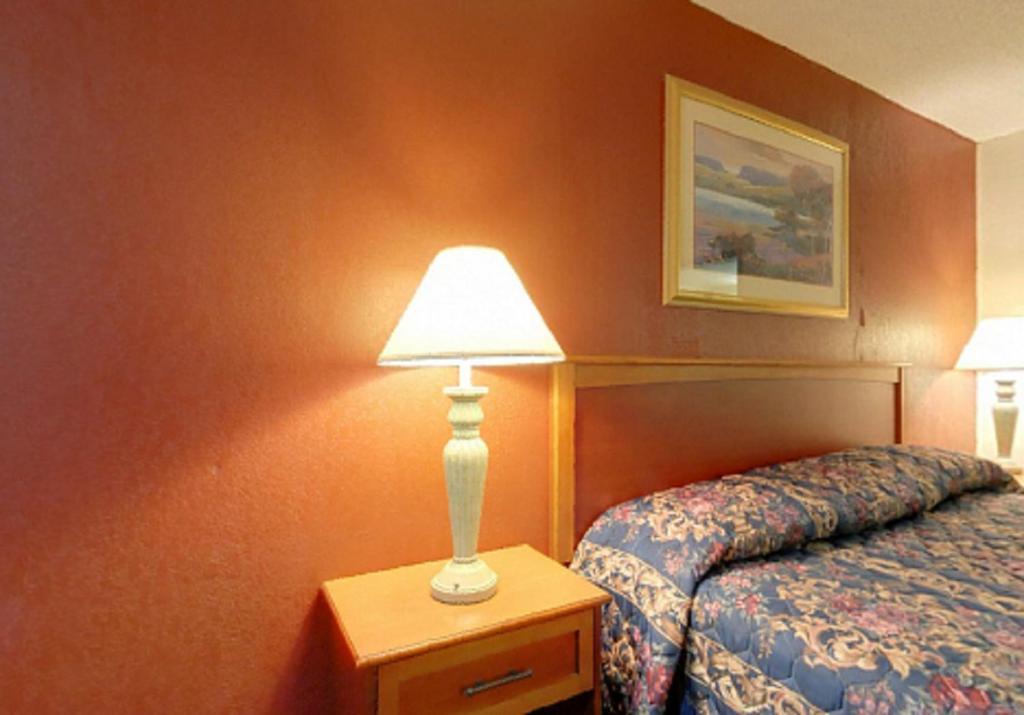 Americas Best Value Inn Weatherford Room photo